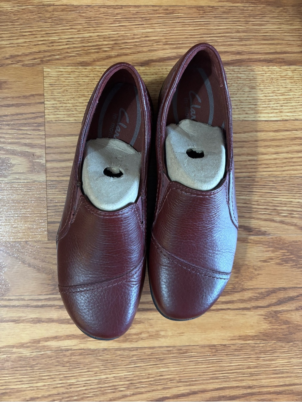 Clarks In Motion  Women's Slip-On Leather Shoes in Burgundy
